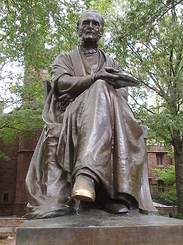 耶鲁大学校长 西奥多·德怀特·伍尔西 的铜像，脚尖已被磨得发光，图片来自网络