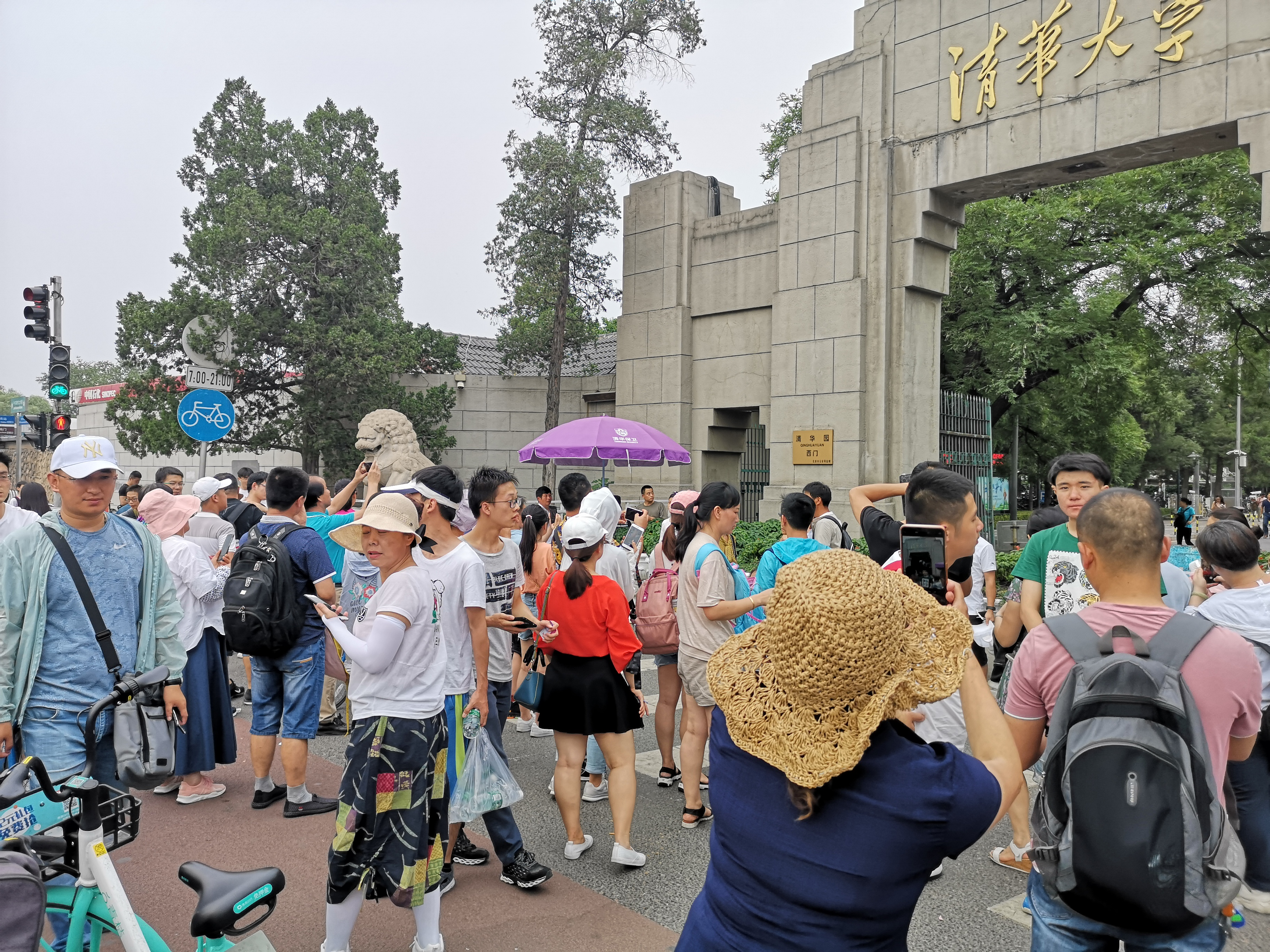 清华大学供游客出入的西门，图片来自网络